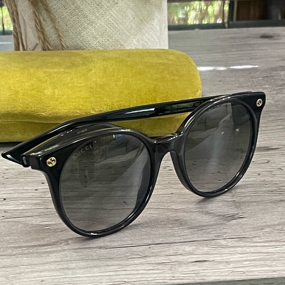 Gucci Elegant Black Sunglasses - Picture 9 of 16